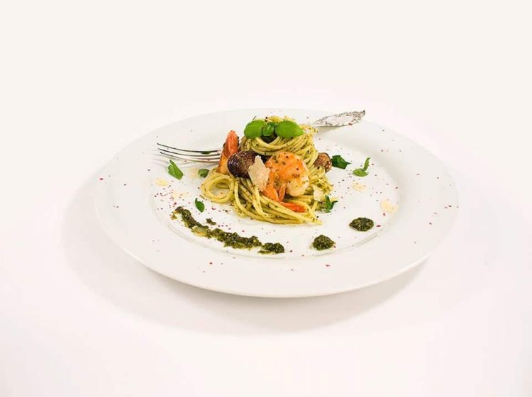 Spaghetti mit Pesto und gebratenen Shrimps